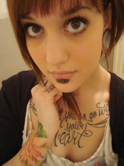 annaistattooed:  phrynozoid:  omg…i LOVE girls with big oval