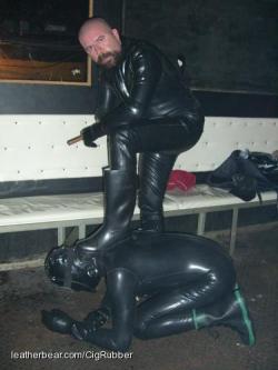 plainfilth:  softnmean:  (via boundpup, randombearstuff)   Good looking Rubber Master!