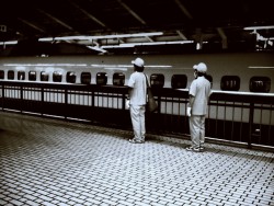refugado:  tokyo-ras:  Tokyo days #6  waiting for a train. 