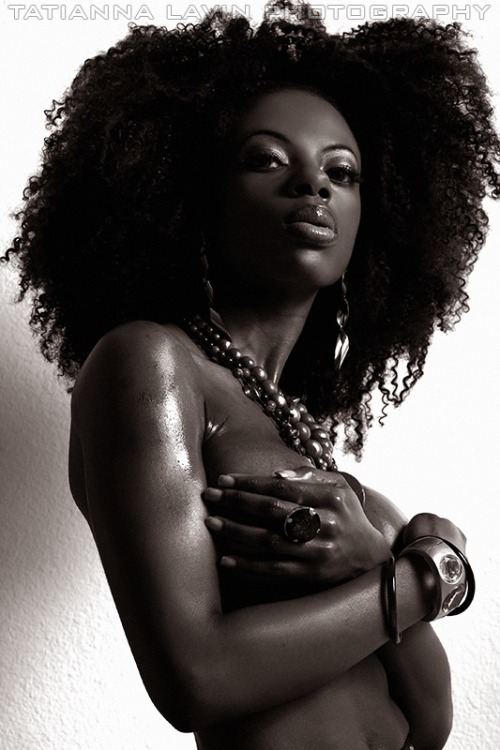burgerjonez:  negritabonita:  arayofsunshine55:  naggisch:  fuckyeahsexychicks:smooth:wiggzweb:(via afroholic)    
