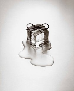 suicide-by-star:  firsttimeuser:  Chema Madoz    Prezent dla