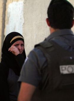 palestina:  Palestinian woman is crying after being blocked -by