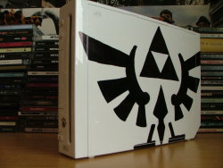 fuckyeahlink:  Nintendo Wii Triforce Custom by ~Kakashistylejitsu