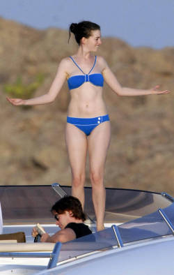 Anne Hathaway is friendly Anne Hathaway in a bikini – The Blemish