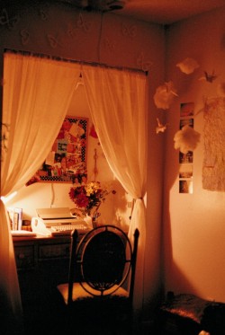 sealegslegssea:rachelraindrop:   my room comes alive at night.