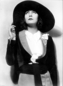 mothgirlwings:  allrightmrdemille:  Greta Garbo  C. 1920s  -