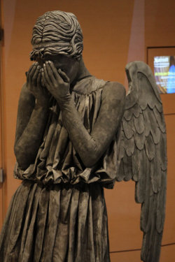 eattheirhats:  Someone at Dragon*Con dressed as a Weeping Angel.