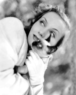 mothgirlwings:  Carole Lombard and a little friend 1939 