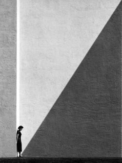 parabola-magazine:  Photograph by Fan Ho, “Approaching Shadow