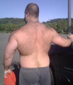 barebearx:  buffbeefybear:  Backfur  ~~PLEASE FOLLOW ME ** 