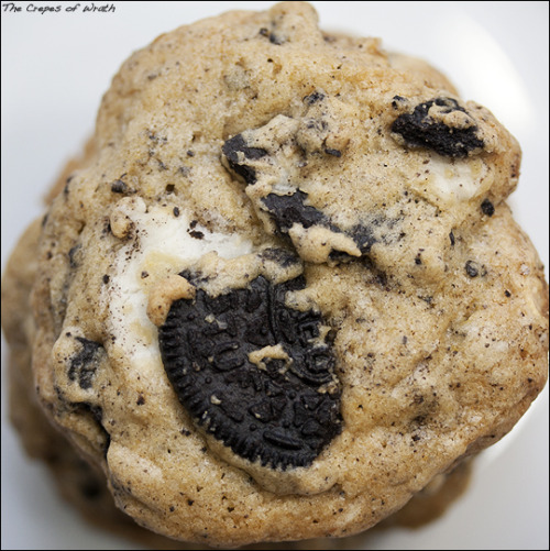 lalalindsay:  And with this picture and recipe, I bid you good weekend. (Chocolate Chip Oreo Chunk Cookies here and here)