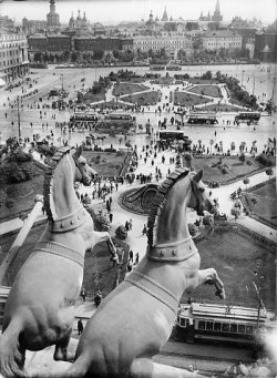 tindink:  View from the Bolshoi Theatre 1926 by Arkady Shaikhet