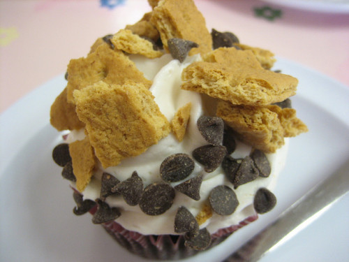 fuckyeahcomfortfood:  s’mores cupcake 