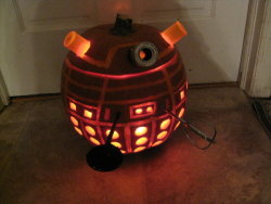 whospam:  chatterboxrose:  Oh. My. GOD. DALEK.  JACKOLANTERN. 