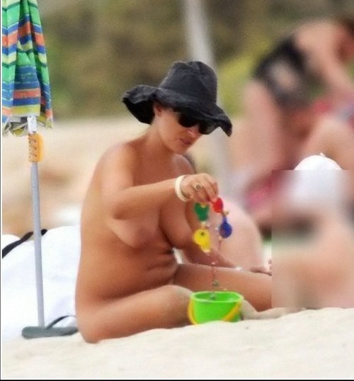 Camila Raznovich nudista in spiaggia