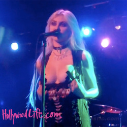 dungabunga:  Tyler Momsen Flashing crowd