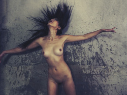 Grandioses Bild einer nackten Frau in Bewegung. 