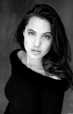 Ein Foto der jungen Angelina Jolie, wo ihre prägnanten Merkmale