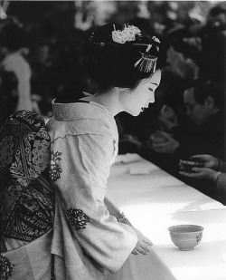 black-and-white:  … formal elegance in kyoto (by richard thomson)