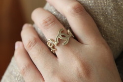 crazysexydiva:  Chanel logo ring! 