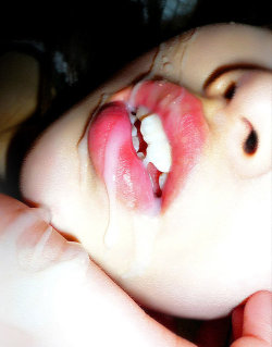 kinkyminx:  Cum splashed across her cheek, glazed her lips, dripped