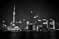 fuckyeahstreetlights:  View of the lights from the Bund in Shanghai,