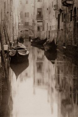 missfolly:  Venetian Canal (or A Bit of Venice) by Alfred Stieglitz, 1897