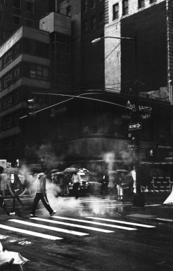 fromme-toyou:  commuting in the rain Leica / Tri-x 400 