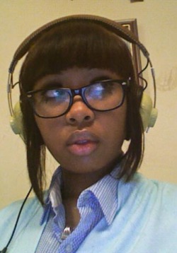 platformsstaprestpaisleyshirts:  Last one. When i grew out my bangs, i miss my brown hair, and obsession with huge headphones 