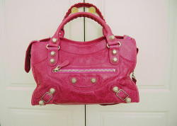 mynameisfatehah:  Pinky bag :))))