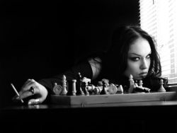 Ich werde jetzt Schach spielen mit einer schönen jungen Dame,