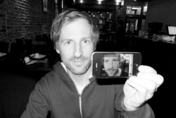 terrysdiary:  Spike Jonze holding up his iphone. 