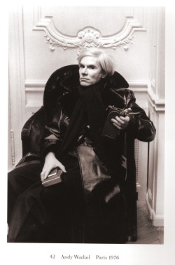 mirrormaskcamera:  Andy Warhol photograph by Helmut Newton   Pocałuj