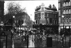 mykindafairytale:  rainy day in london or look at those shiny