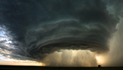 tictacjosh:  strawberrysyrup:  A supercell thunderstorm rolls