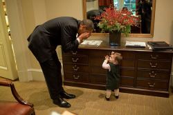 -lovelyaffair:   President Barack Obama plays peek-a-boo with