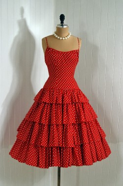 sidrra:  omgthatdress:  1950s dress via Timeless Vixen Vintage