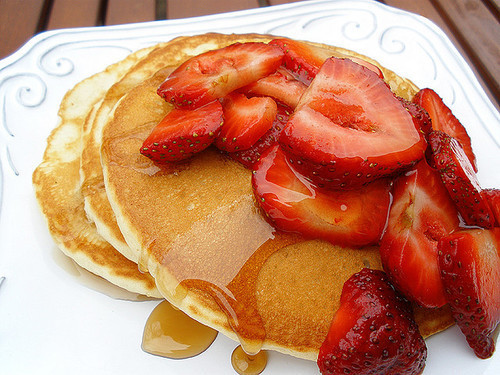 fuckyeahcomfortfood:  pancakes w/ sliced berry topping~