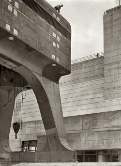 Riveter atop a 250-ton hoist; Cherokee Dam on the Holston River