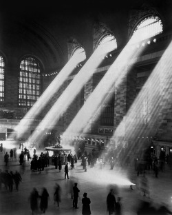   Grand Central Station, NYC, 1941. The light does not stream