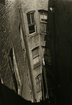 iamjapanese:   Aaron Siskind（American, 1903-1991）Harlem,