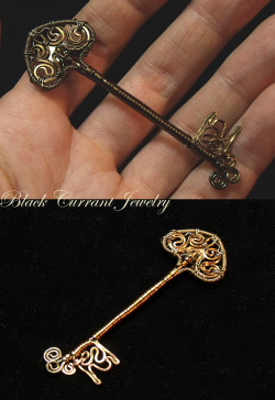dameggers:  brass key made entirely out of wire. This is beautiful