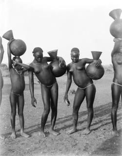 heracliteanfire:  Women carrying calabashes. (Réunion des musées