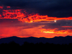 westeastsouthnorth:  Sunset over Santa Fe, New Mexico (by Bill