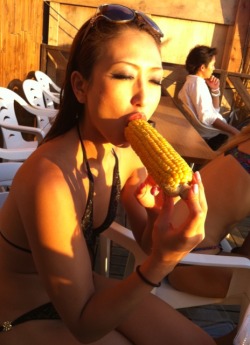Eating corn: you’re doing it….RIGHT