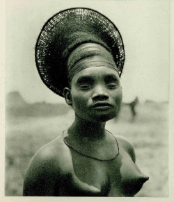 akilivumbi:  bneaththeearthscrust:  A lovely Mangbetu woman (DRC, formerly Zaire).  i though this was a sculpture at first glance.. 