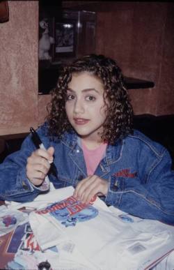 90s-outfits:  Brittany Murphy signing t-shirts at Planet Hollywood circa