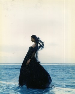 oscarprgirl:  walk on water. Oscar de la Renta, spring 1999 