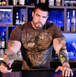 guysthatgetmehard:  hot bartender