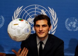 lamadridista:  Iker named ONU ambassador  Iker with the heart